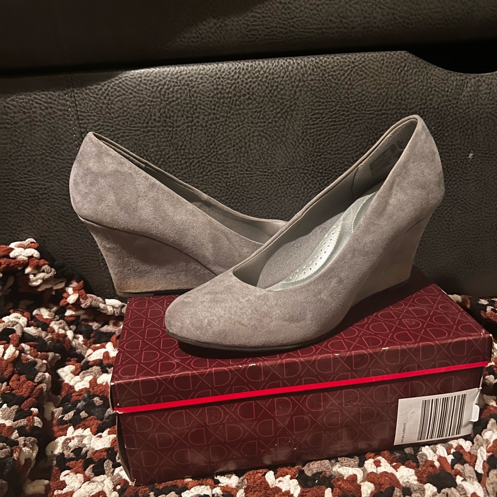 Women’s suede Dexflex comfort wedges